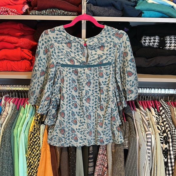 One Fine Day blue/maroon floral back button keyhole closure top size XS - Picture 3 of 3